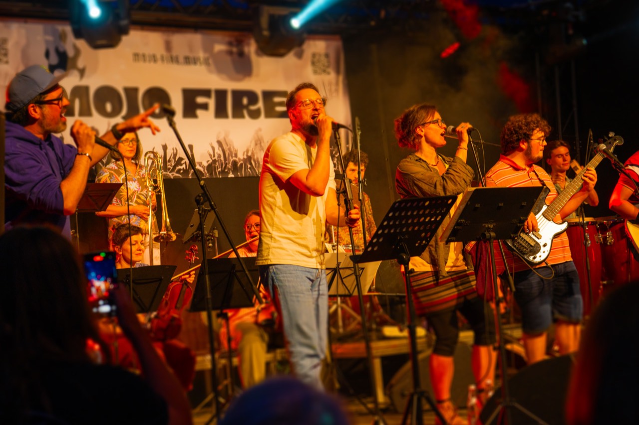 Mojo Voices mit Bass, Cello und Posaune im warmen Bühnenlicht