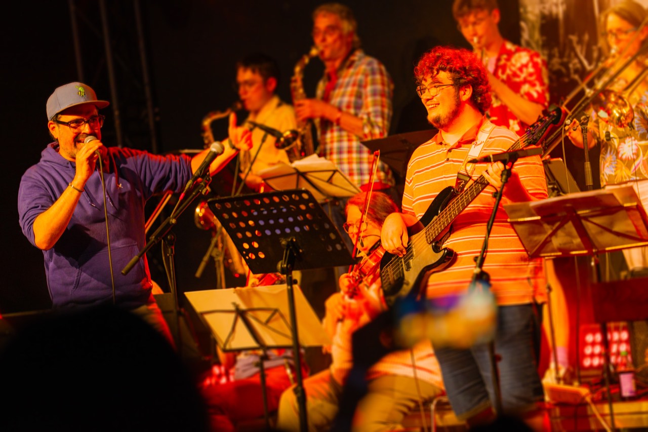Mojo Fire mit Sänger, Bass, Saxofonen, Trompete und Posaune